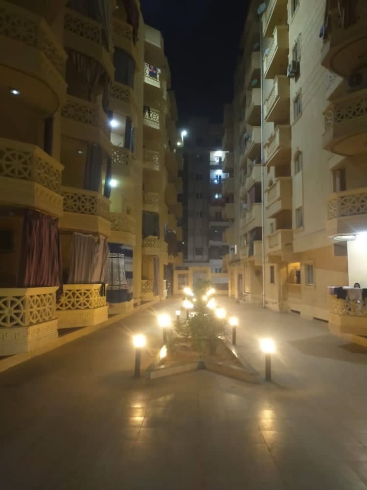 شقة مكيفة للإيجار الأسبوعي في كمبوند العوام بيتش 1