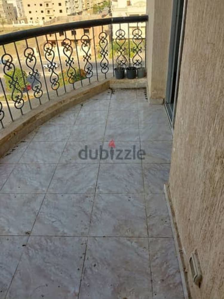 شقة للإيجار بالرحاب – إطلالة حدبقة | 3 بلكونات | بجوار السوق الشرقي 2
