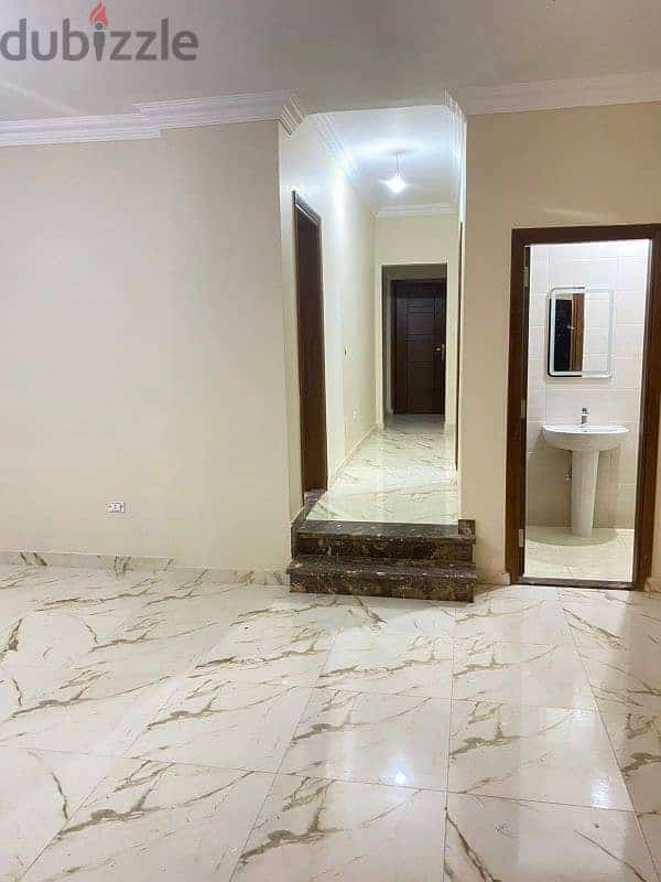 شقة 150 متر للايجار في كمبوند الزهوة بجوار الجامعة الامريكية 1